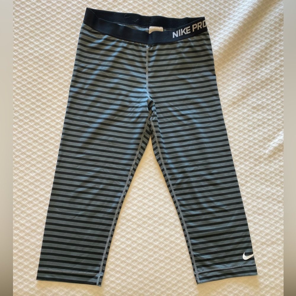 Nike Pro Mid-Rise Cropped Leggings